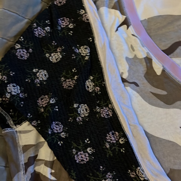 Vintage We the Free shirt. Camo/floral print mix size XS - Picture 3 of 5